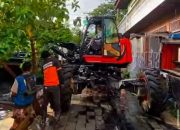 Dinas PU Makassar Kerahkan Alat Berat Ini Bersihkan Kanal Merdeka Utara