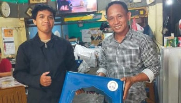 Dukung Pendidikan Agama, Sekcam Tallo Serahkan Bangku Belajar kepada Santri