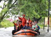 Danny Pomanto Naik Perahu Karet Tinjau Banjir di Manggala, Pastikan Logistik dan Tenaga Medis Terpenuhi