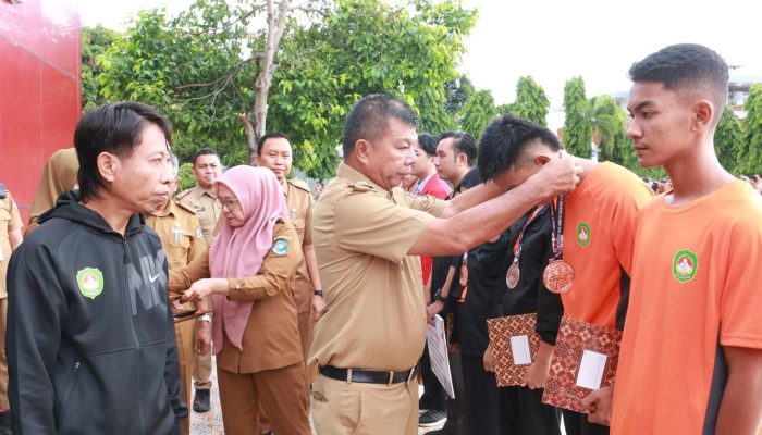 Bupati Andi Utta Serahkan Penghargaan kepada Atlet Tinju Bulukumba