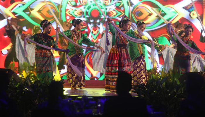 Tari Makkareso Filosofi Semangat Kerja Awali Refleksi Akhir Tahun 2024 Pemkot Makassar