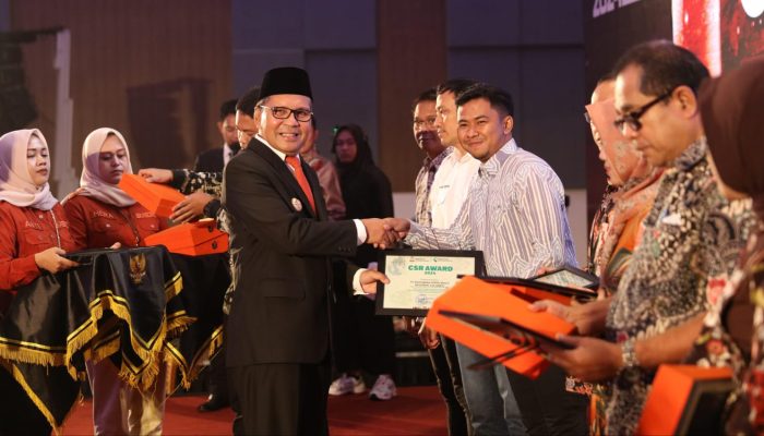 Pemkot Makassar Berikan Penghargaan kepada Tujuh Perusahaan dalam CSR Award 2024