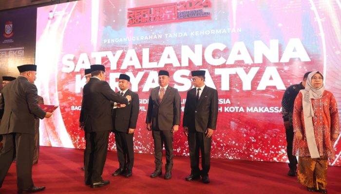 Danny Pomanto Sematkan Tanda Kehormatan Presiden RI kepada 12 PNS Pemkot Makassar