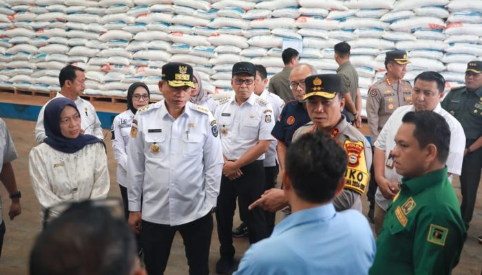 Walkot Makassar Dampingi Pj Gubernur dan Kapolda Tinjau Gedung Bulog, Pastikan Inflasi di Sulsel Terkendali