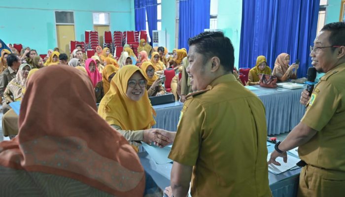 Kadisdik Sinjai Serahkan SK Definitif Kepada 103 Guru