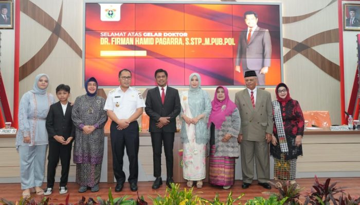 Sabet Gelar Doktor, Firman Pagarra Raih Predikat Cumlaude Usai Pertahankan Disertasi Soal Pendapatan