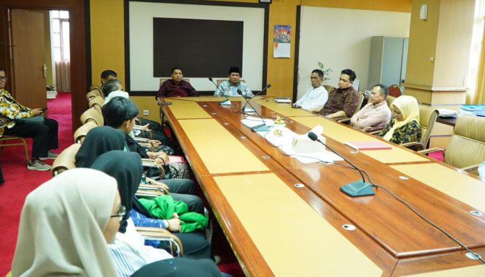 Hasil Zakat Profesi Dosen, UPZ UIN Alauddin Makassar Bantu 27 Mahasiswa Kurang Mampu Bayar UKT