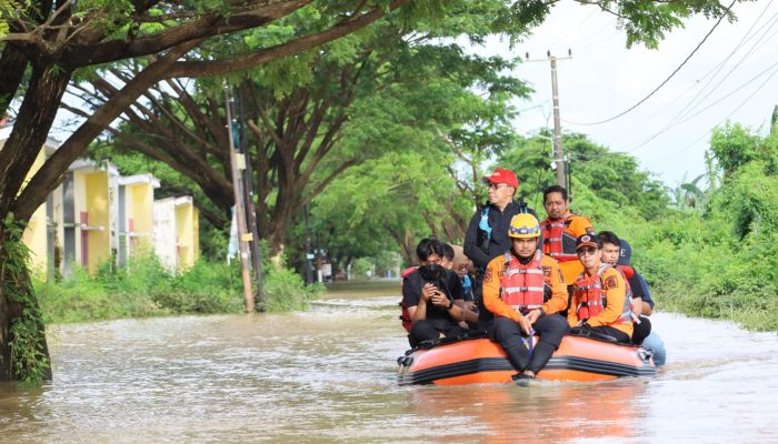Danny Pomanto Tinjau Banjir di Manggala, Temui 2.211 Jiwa Terdampak dan Bawa Bantuan