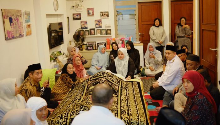 Appi–Aliyah Melayat ke Rumah Duka Ayah Kadis Pariwisata Makassar