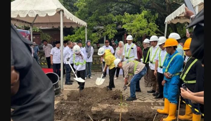 DPRD Kota Makassar dan PDAM Kota Makassar Pasang Pipa