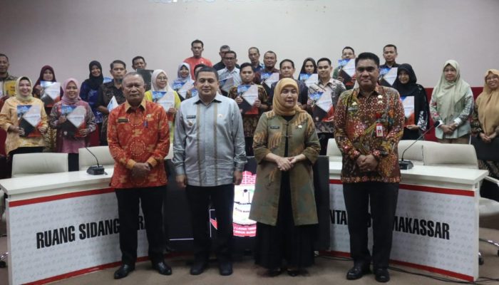 Didampingi Kepala BKPSDMD Makassar, Appi Serahkan SK Jabatan Pelaksana bagi 20 Pegawai Mutasi Masuk