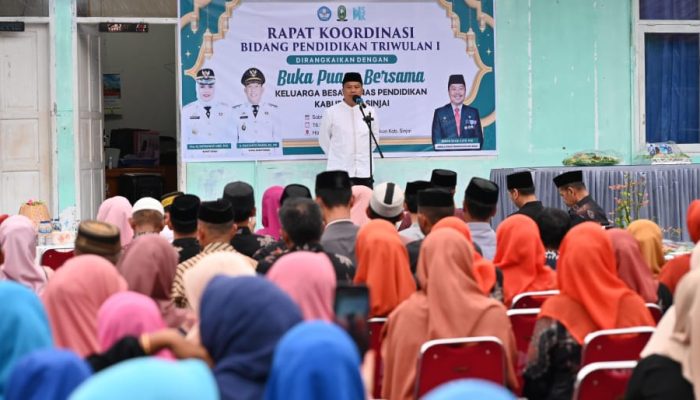 Disdik Sinjai Serahkan 30 Paket Sembako pada Rakor Triwulan I yang Dirangkai Buka Puasa Bersama