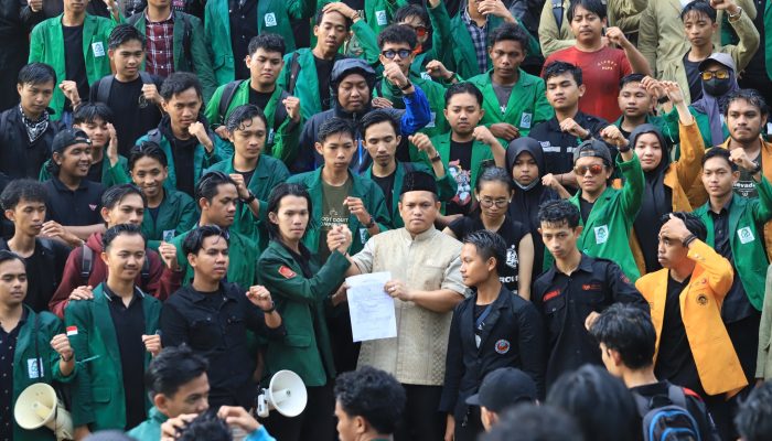 Wakil Ketua DPRD Sulsel Terima Aspirasi Aliansi Mahasiswa terkait RUU TNI dan Kebijakan Publik