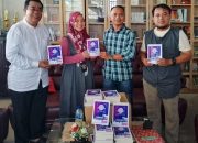 Manager Telkomsel Menyerahkan Langsung Buku Ketiganya ke Perpustakaan
