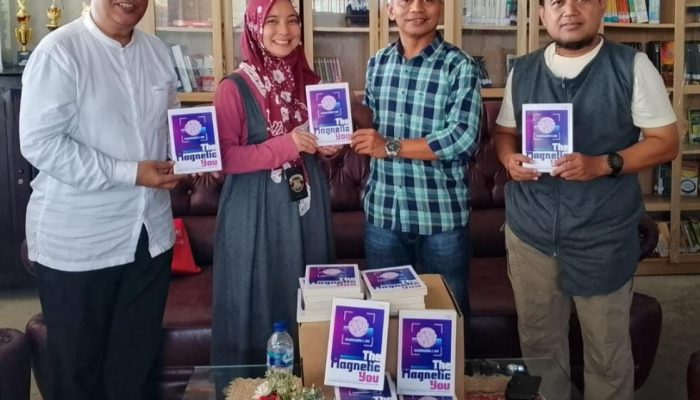 Manager Telkomsel Menyerahkan Langsung Buku Ketiganya ke Perpustakaan