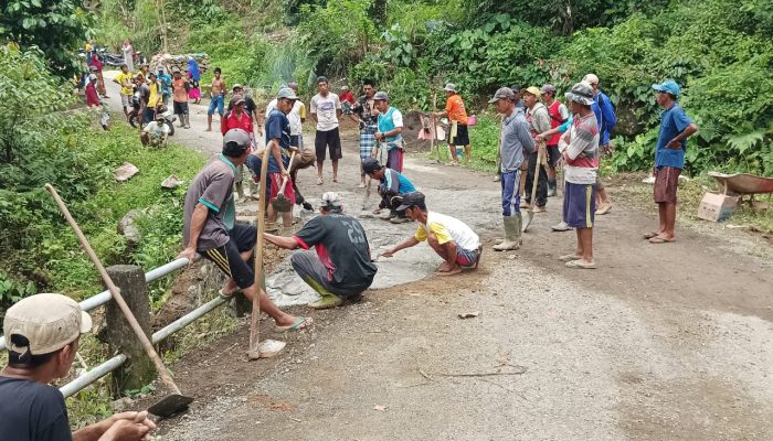 Tunjukkan Kepedulian, Warga Desa Turungan Baji Inisiatif Perbaiki Jalan Rusak