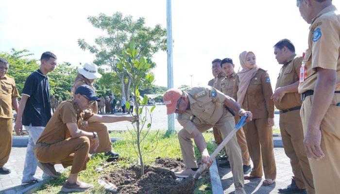 Bupati Andi Utta Inisiasi Tanam Pohon Produktif di RTH