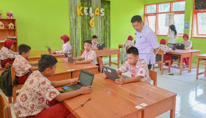 Kadisdik Sinjai Pantau Pelaksanaan Ujian Sekolah Berbasis Chromebook Tingkat SD