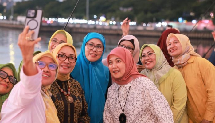 Kepala DPPPA bersama Wawali Aliyah Dampingi Menteri PPPA RI Nikmati Sunset Pantai Losari