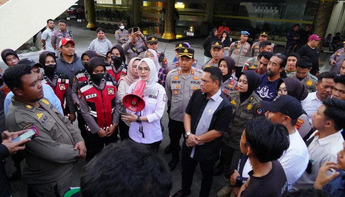 Ketua dan Pimpinan DPRD Sulsel Terima Aspirasi Mahasiswa di Momen Hardiknas 2025