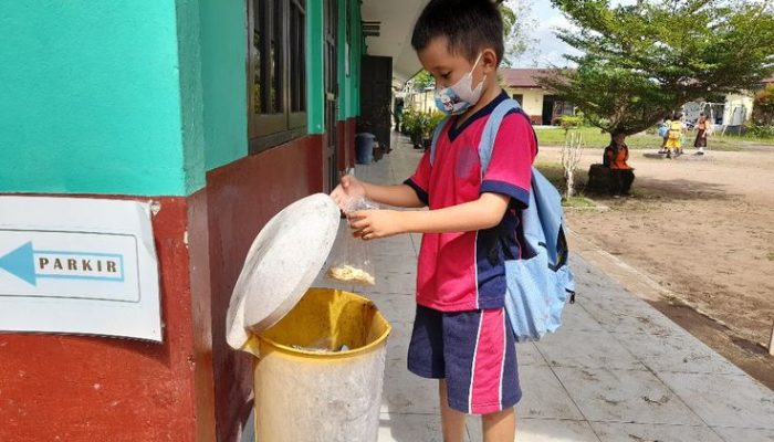 Siswa di Makassar Belajar Pilah Sampah Sejak Dini