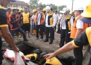 Cegah Banjir, Kadis PU Makassar Dampingi Walkot Munafri Bersihkan Drainase di Koridor Pettarani