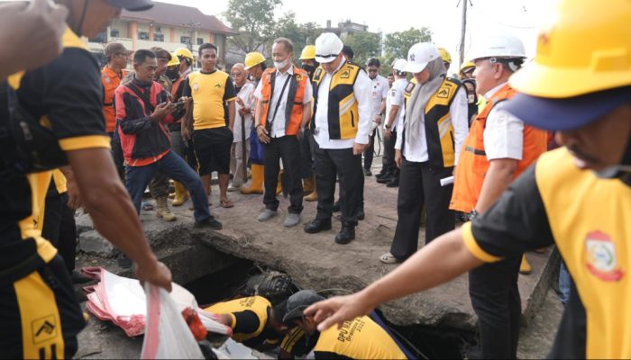 Cegah Banjir, Kadis PU Makassar Dampingi Walkot Munafri Bersihkan Drainase di Koridor Pettarani