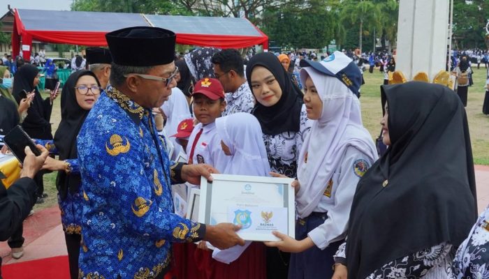 Siswa Baru SD dan SMP di Bulukumba Terima Baju Seragam Gratis 