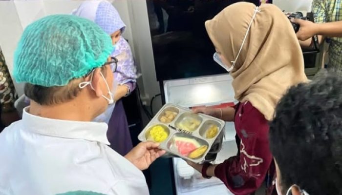 Camat Panakkukang Dampingi KSP dan Walkot Makassar Tinjau Dapur SPPG