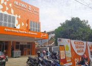 Warga Antusias Sambut Grand Opening Almaz Fried Chicken Ratulangi