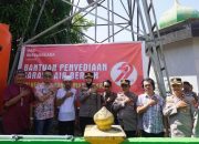 Bersama Camat Ujung Tanah, Kapolres Pelabuhan Makassar Serahkan Bantuan Sosial Menyambut Hari Bhayangkara