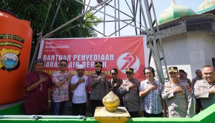 Bersama Camat Ujung Tanah, Kapolres Pelabuhan Makassar Serahkan Bantuan Sosial Menyambut Hari Bhayangkara