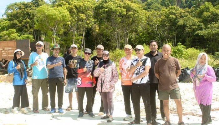 TP-PKK dan Dekranasda Bulukumba Gelar Aksi G2B2 di Pantai Mandala Ria