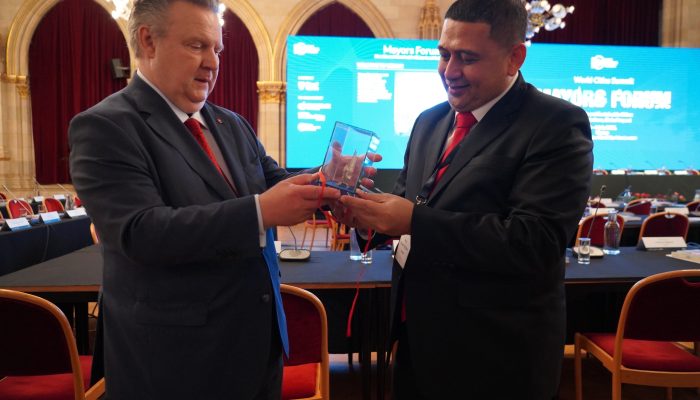 Munafri Serahkan Souvenir Ikonik ke Wali Kota Vienna di Forum WCSMF 2025