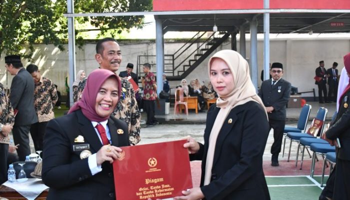 Bupati Sinjai Serahkan Satyalancana Karya Satya Sebagai Apresiasi Pengabdian ASN