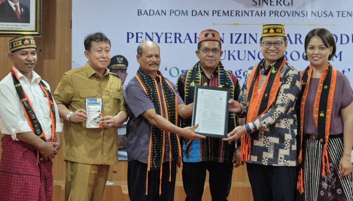 Perkuat Ekonomi Rakyat, Prof Taruna Ikrar Serahkan 41 Nomor Izin Edar BPOM Buat UMKM di NTT 