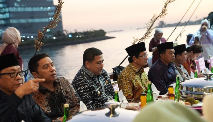 Menag RI dan Rombongan Dijamu di Kapal Pinisi, Menikmati Sunset di Pantai Losari