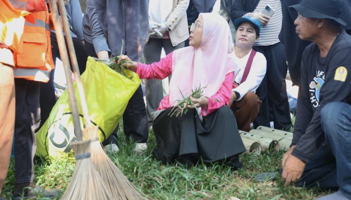 Melinda Aksa Tanam Langsung Lubang Kompos Biopori di Taman Gajah untuk Atasi Sampah Organik