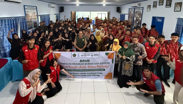 Mahasiswa KKN Unhas dan KUA Ujung Sosialisasikan Bahaya Pernikahan Dini di Sekolah Parepare
