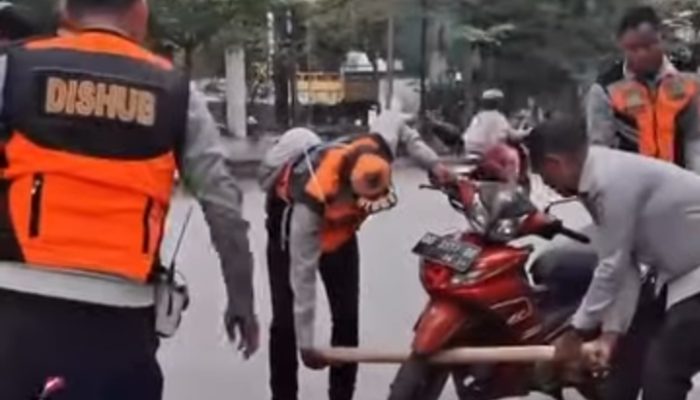 Dinas Perhubungan Kota Makassar Tertibkan Parkir Liar