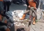 Satgas Drainase Dinas PU Makassar Pembersihan Saluran di Jl. Sunu, Bontoala