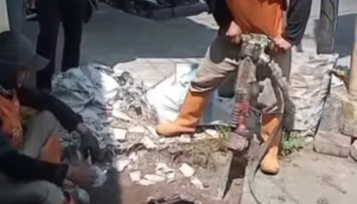 Satgas Drainase Dinas PU Makassar Pembersihan Saluran di Jl. Sunu, Bontoala