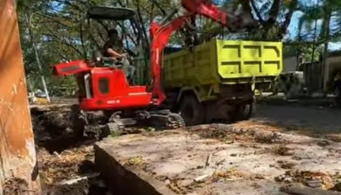 Satgas Drainase Dinas PU Makassar Lakukan Normalisasi Saluran di Jl. Nikel