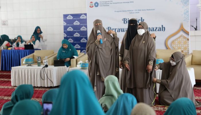 TP PKK Makassar Serahkan Paket Kain Kafan Usai Gelar Bimtek Perawatan Jenazah