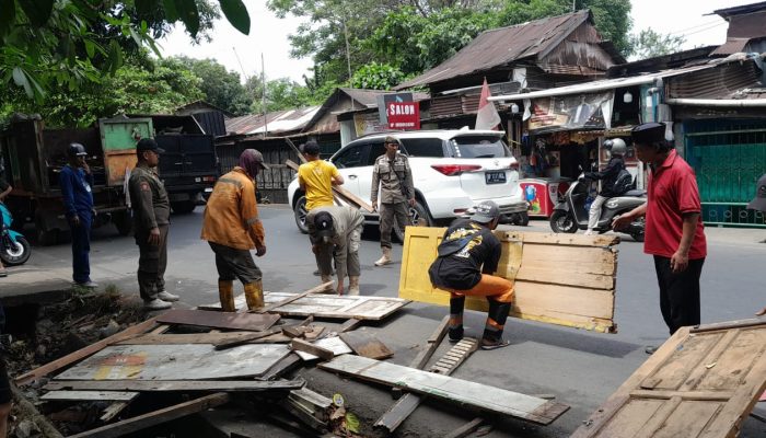 Kerap Bikin Macet, Pedagang Pasar Tumpah di Sepanjang Jl Leimena Ditertibkan
