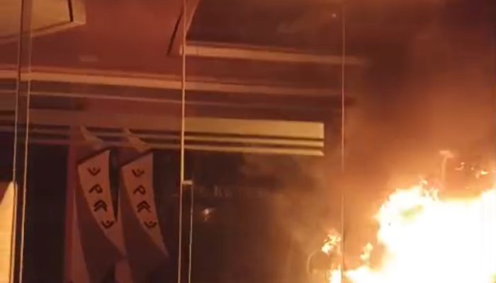 Massa Kepung Kantor DPRD Makassar saat Rapat Paripurna, Wali Kota Dievakuasi Lewat Belakang