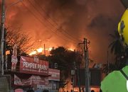 Mencekam: Gedung Kantor DPRD Makassar Terbakar