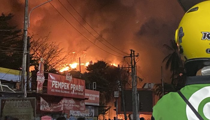 Mencekam: Gedung Kantor DPRD Makassar Terbakar