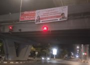 Spanduk Raksasa “Copot Kakanwil dan Kepala Bea Cukai Makassar” Terbentang di Fly Over