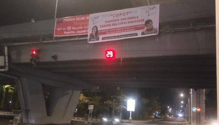 Spanduk Raksasa “Copot Kakanwil dan Kepala Bea Cukai Makassar” Terbentang di Fly Over